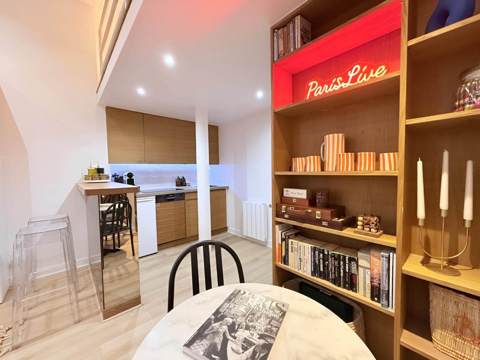 PARIS LIVE - Equipped kitchen with a friendly bar area and library for relaxing moments