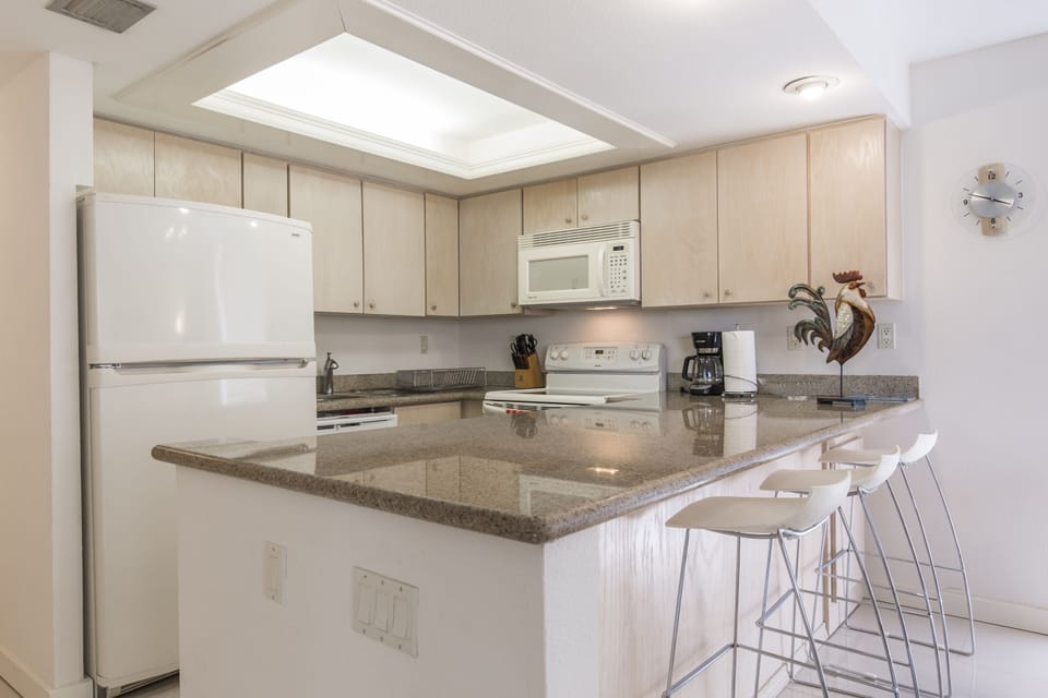 Fully equipped kitchen with granite counters