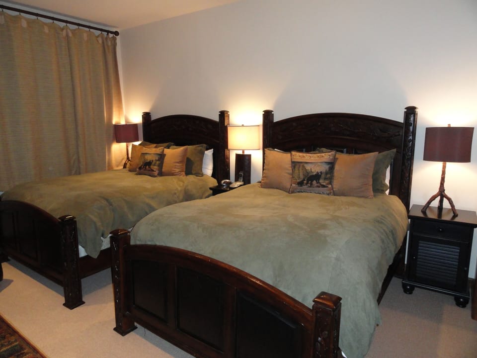 2nd bedroom with 2 queens and 60" HDTV