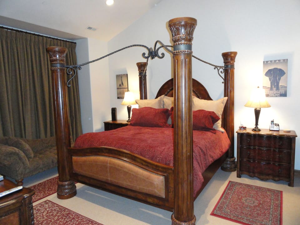 Large King Master Bedroom with  lofted ceiling