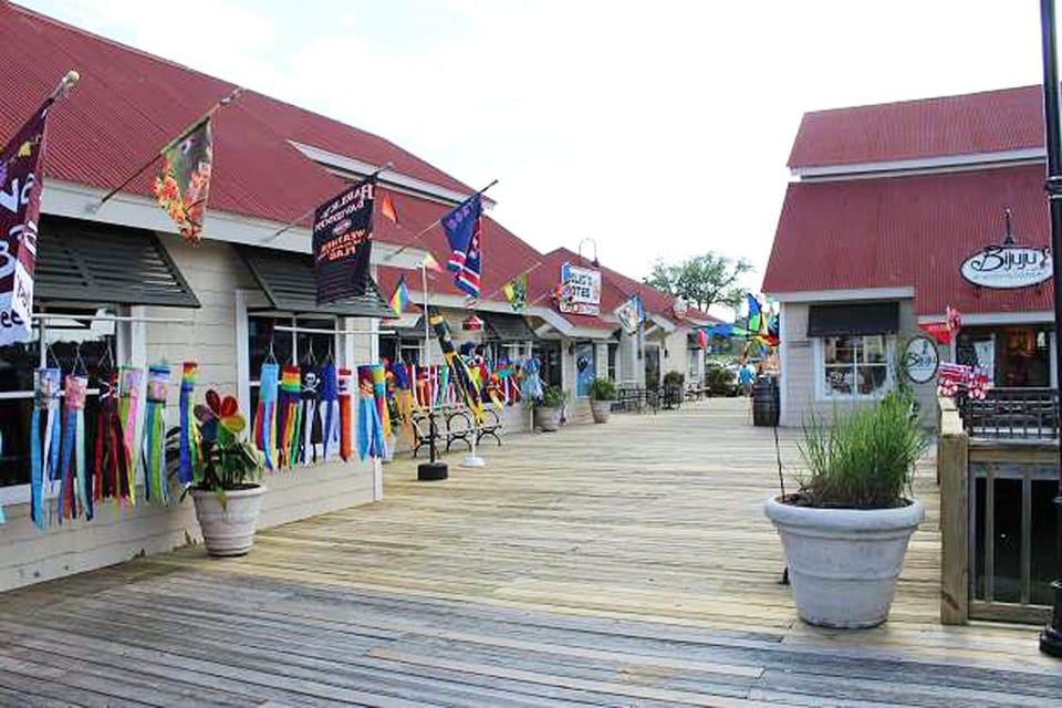 Barefoot Landing has shopping, restaurants, and entertainment! 15 min. drive.