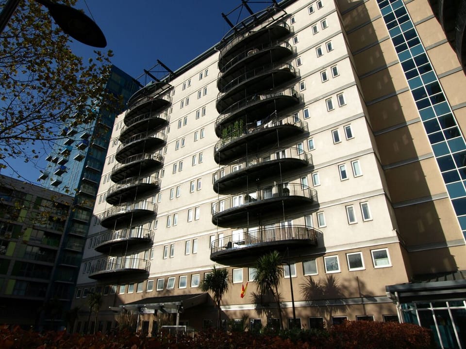 This is a gated block of flats and very safe. 1-bedroom flats have no balconies.