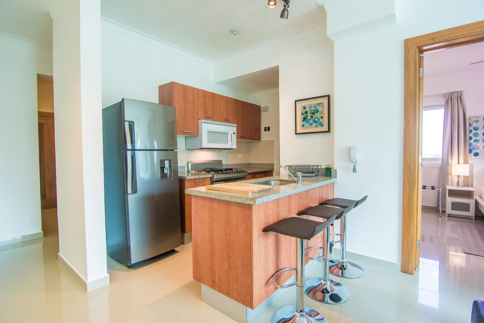 The open kitchen with breakfast bar