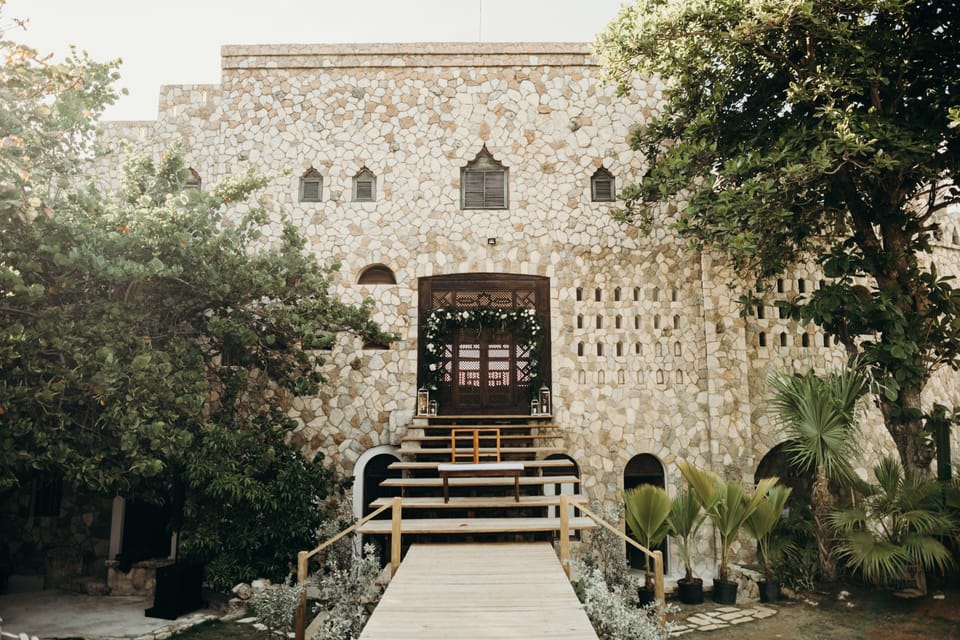 Entrance and main door to the castle 
