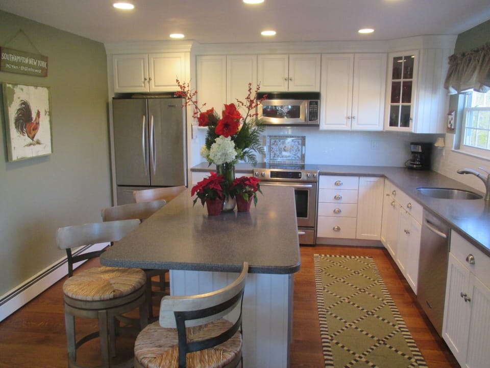 Entertaining cooks kitchen great for family gatherings(Seating for 4 people)