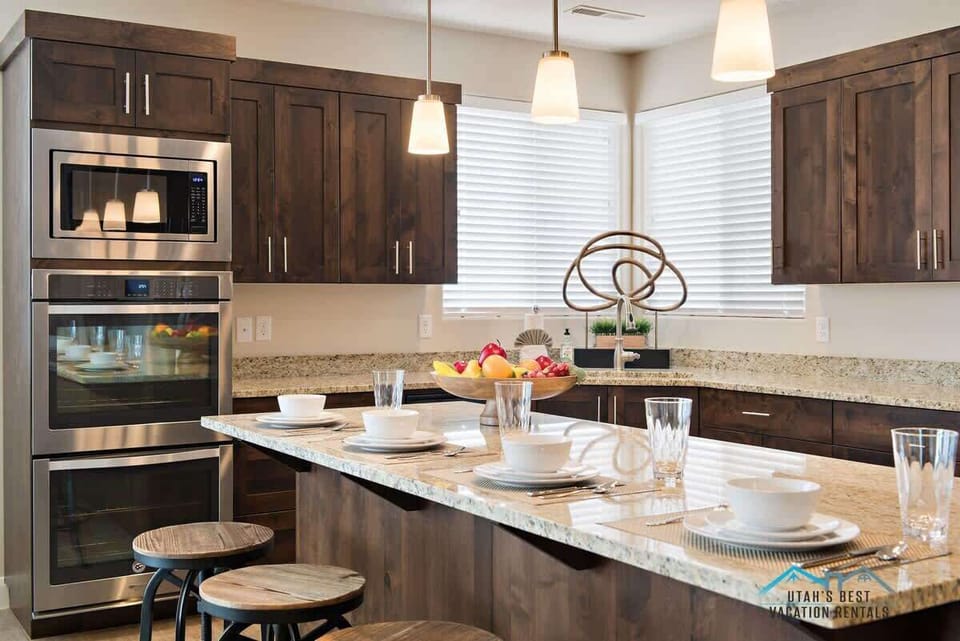  Fully stocked kitchen enjoy meals together