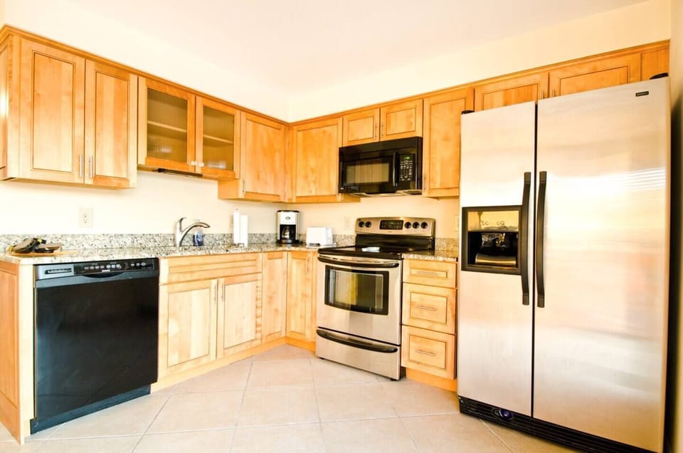 Full Kitchen And Washer Dryer, Private Parking, Garage, Private Beach parking + Cabana access included !