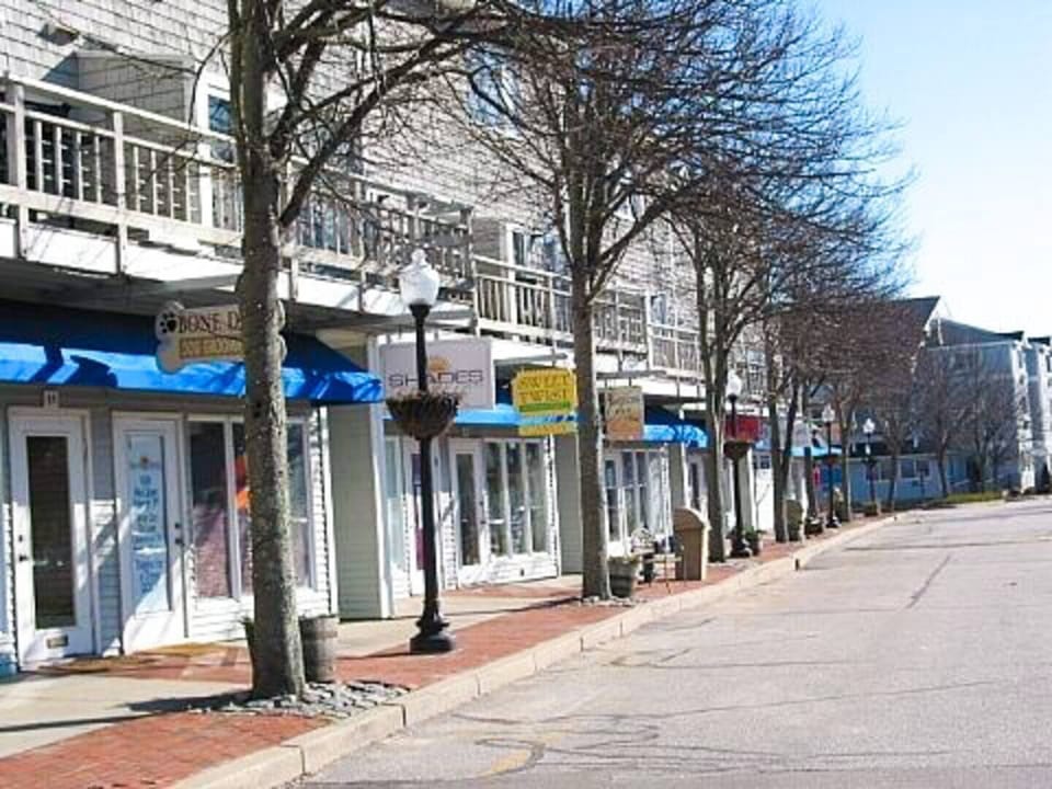 Shops and restaurants close by!