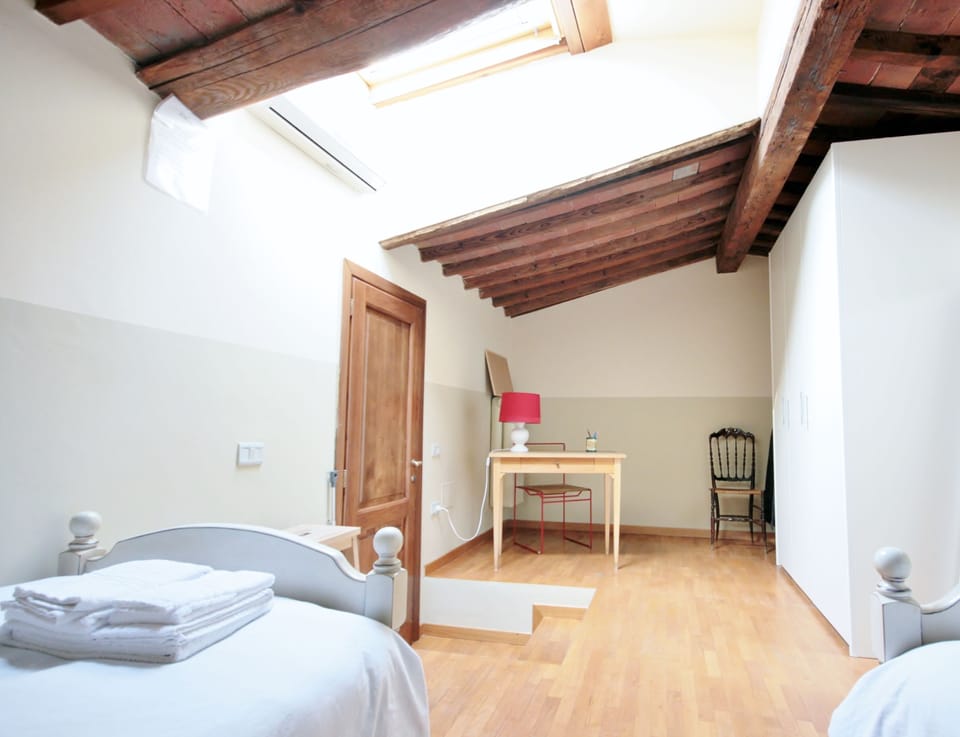 2 single beds (+ extra bed); 2° internal floor.