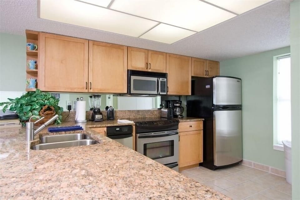 Fully Equipped Kitchen with Granite counters, Stainless Steel Appliances