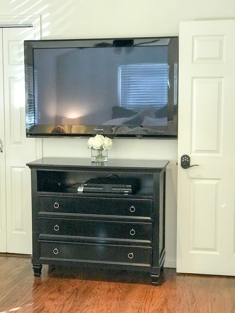 Master bedroom 52inch Tv with direct TV /netflix