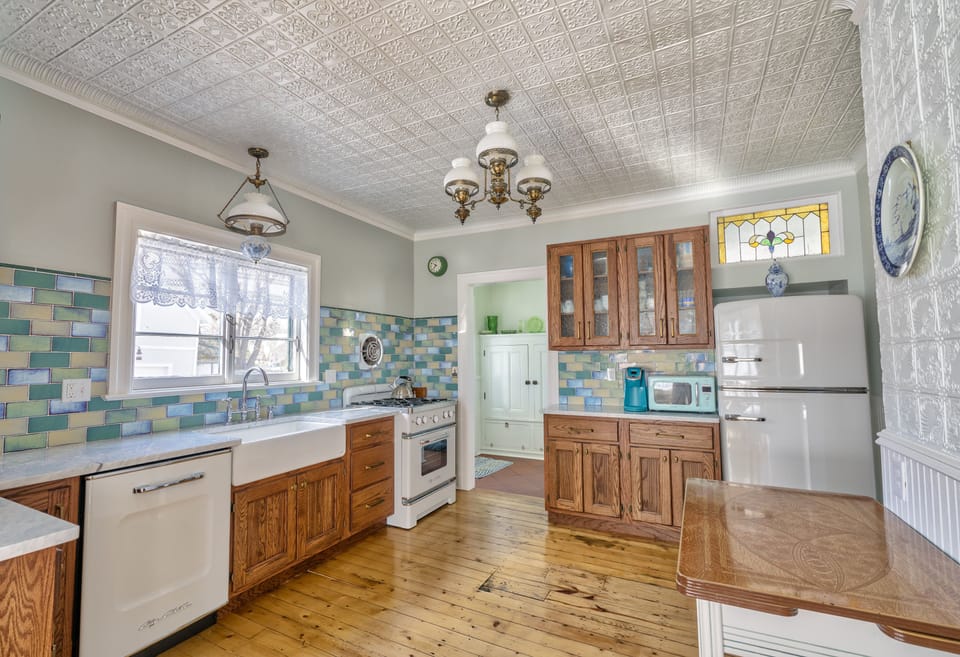 Amazing new vintage kitchen with gourmet appliances