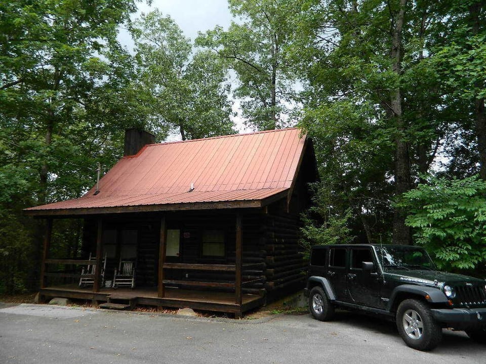 Tucked in the mountains only a 10 minute drive from Main St. Gatlinburg TN