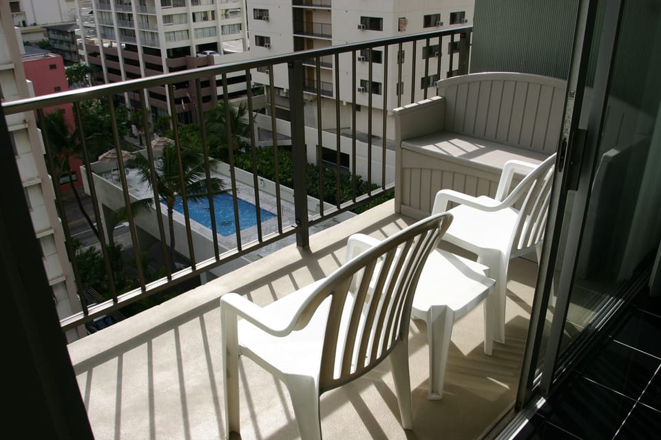 City and pool view from your balcony. great for people on a major shopping
Ave.