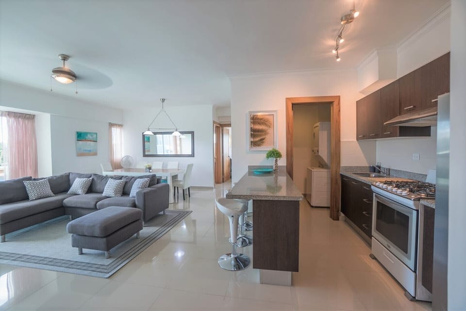 Spacious livingroom + balcony/view, open kitchen, 55 inch smart tv + Fast WIFI