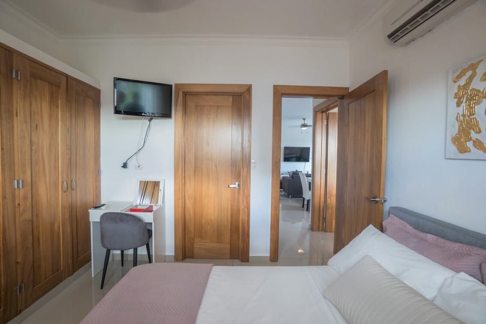 2nd Bedroom, Queen size Bed, TV + Cable, Fast WIFI, AC, Fan, Closet and Desk