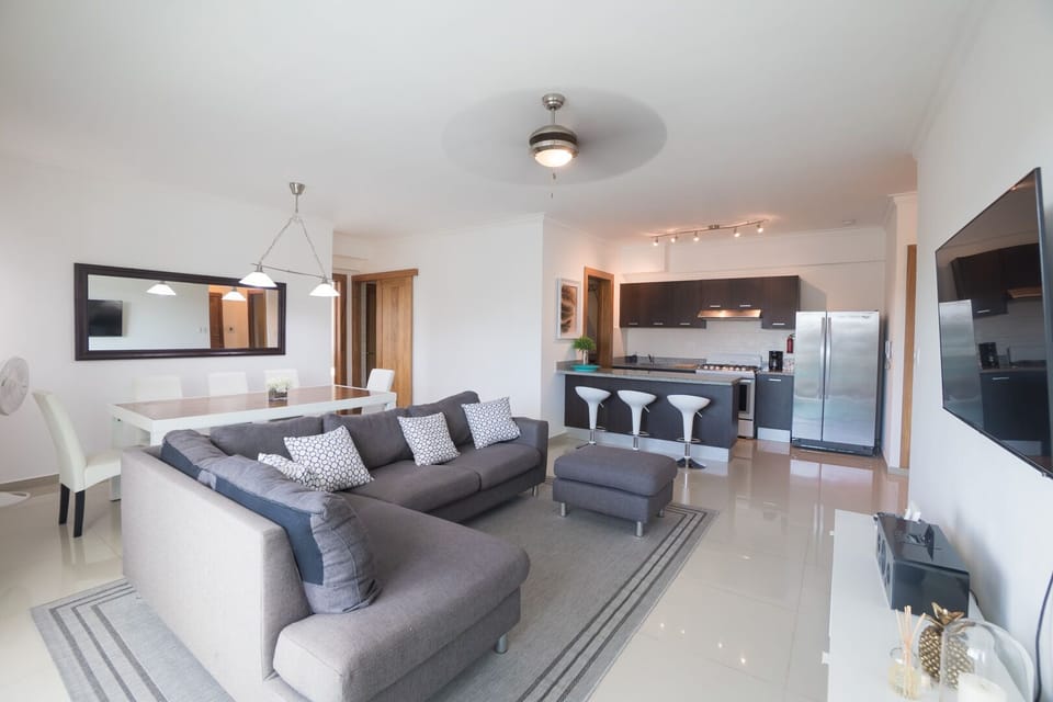 Spacious livingroom + balcony/view, open kitchen, 55 inch smart tv + Fast WIFI
