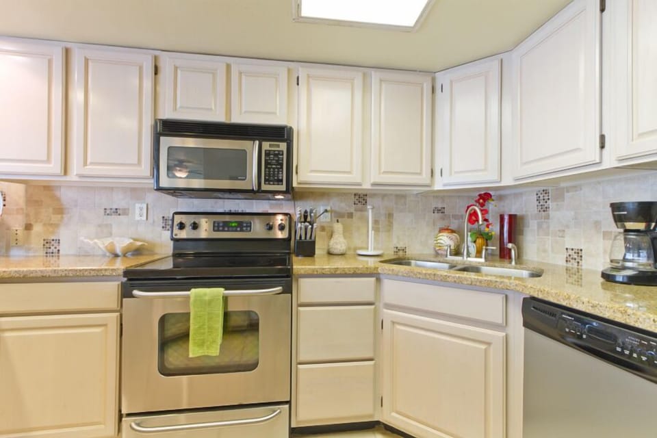 Fully Equipped Kitchen with Granite Counters, Stainless Steel Appliances