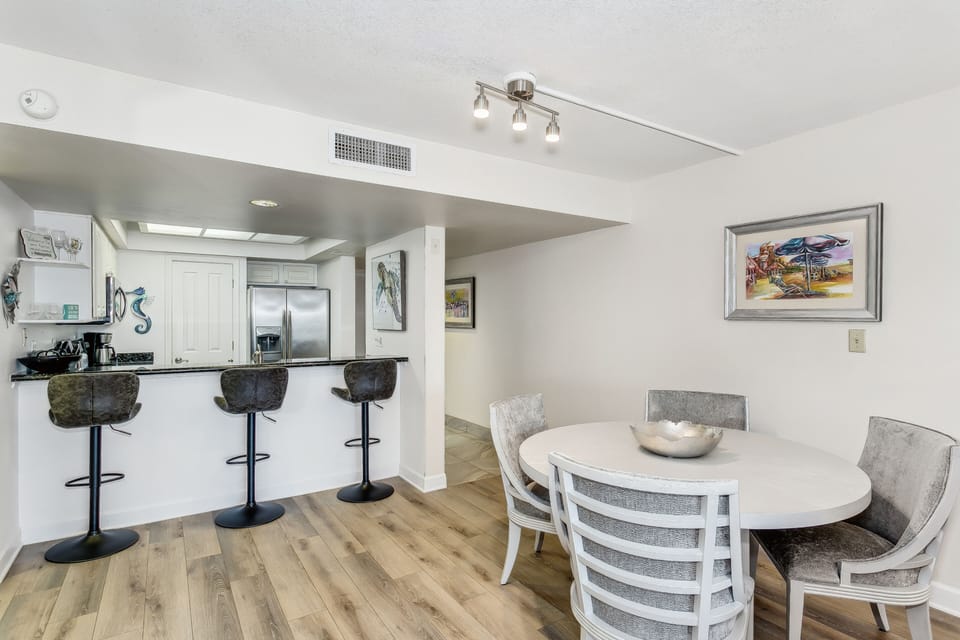 Overall one of our favorite places to stay. - Dining area and bar