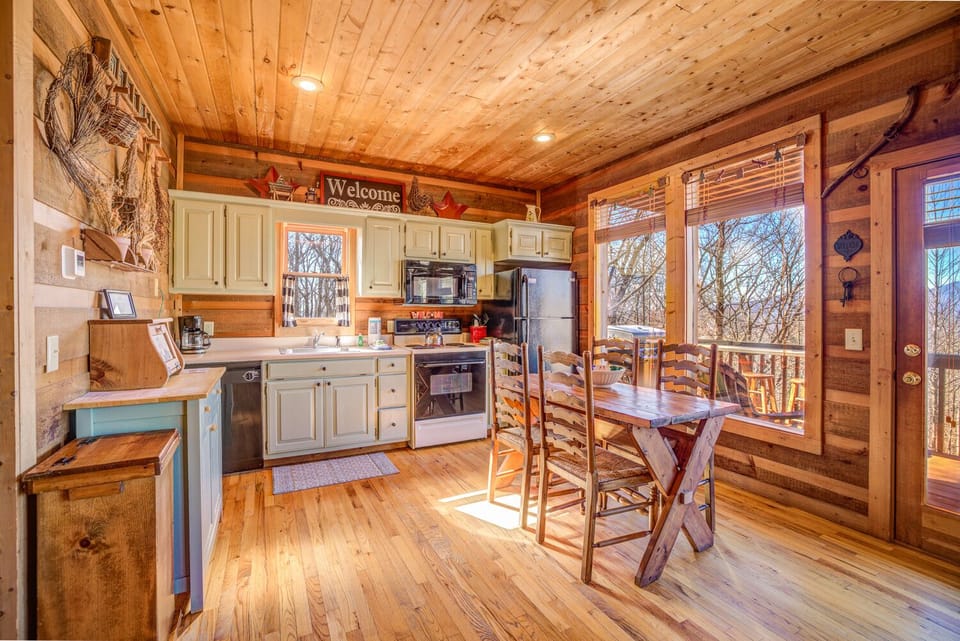 Kitchen with Full Size Appliances - 3-Level Cabin with Hot Tub, Outdoor Fire Pit, Pool Table and Mountain Views!