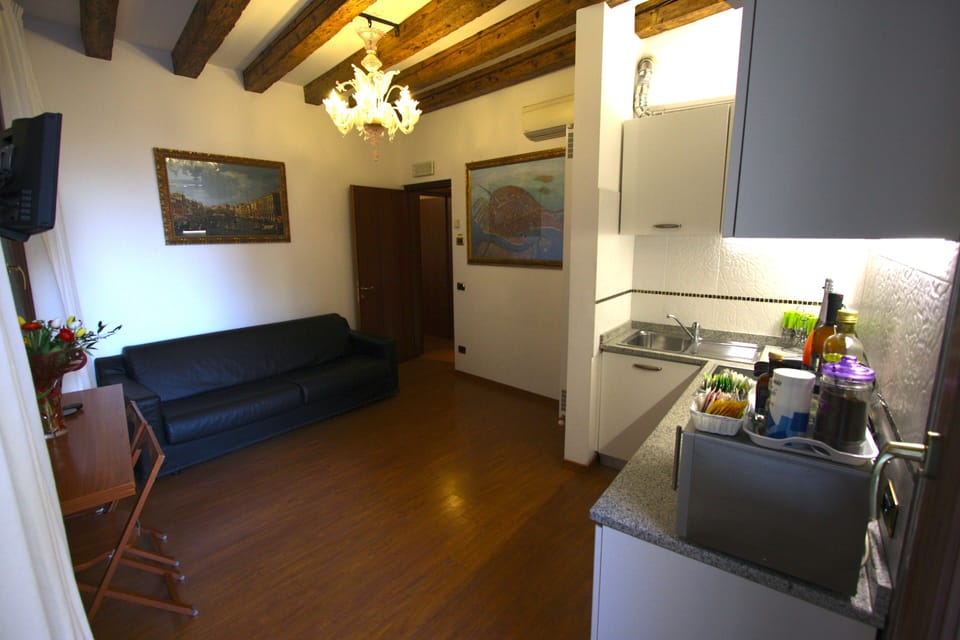 Sitting-room/kitchen fully equipped