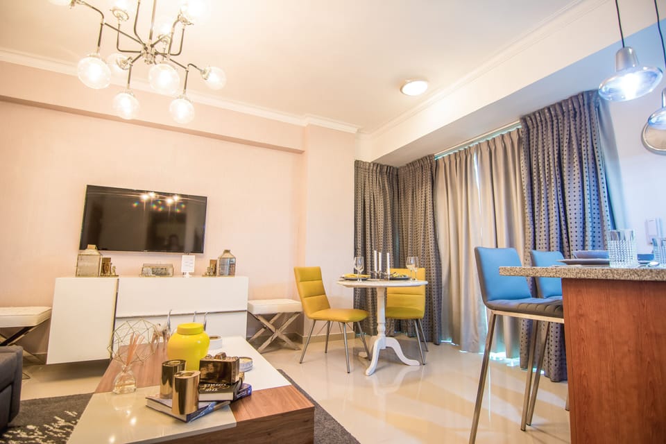 Livingroom with sofabed, open kitchen, balcony, amazing city views ,TV with 200+