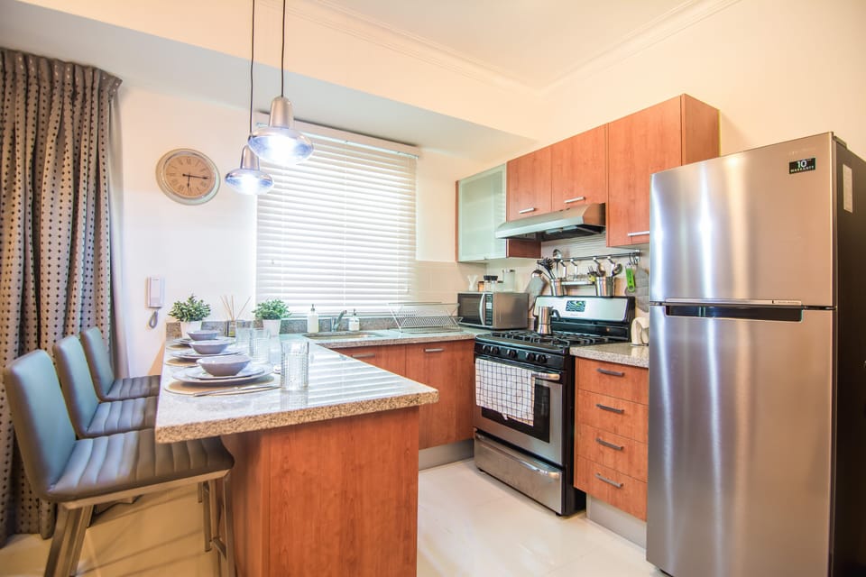 Fully equipped open Kitchen with Bar, barseats, stove, microwave, large fridge a