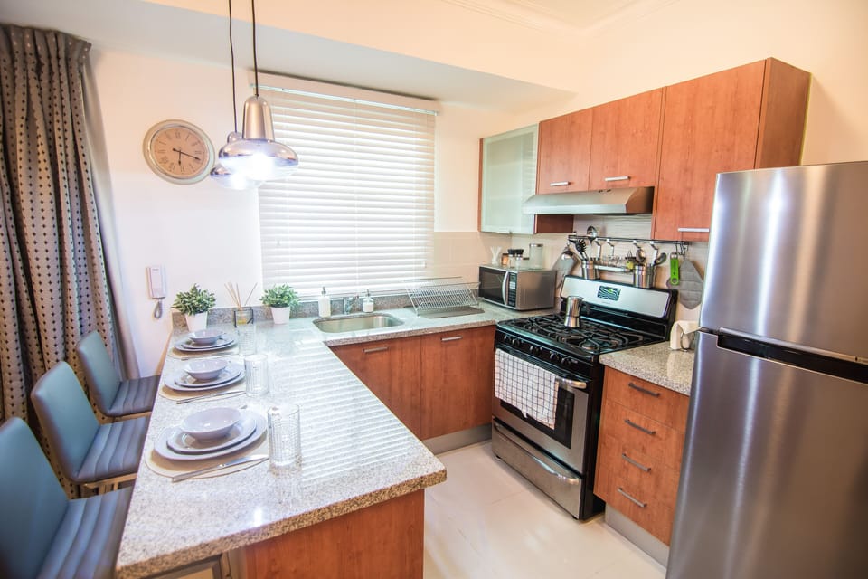 Fully equipped open Kitchen with Bar, barseats, stove, microwave, large fridge a