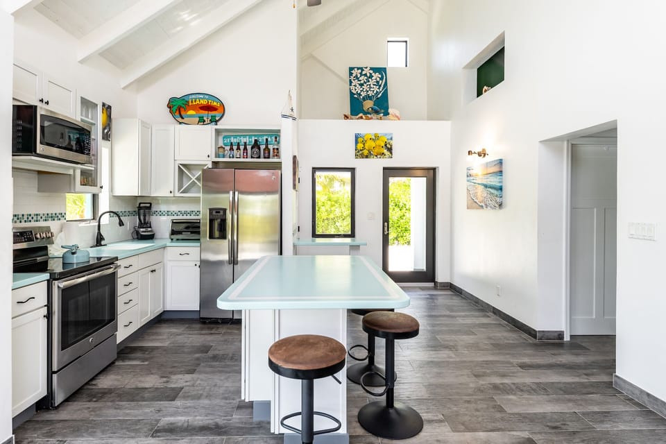 Full kitchen - no dishwasher