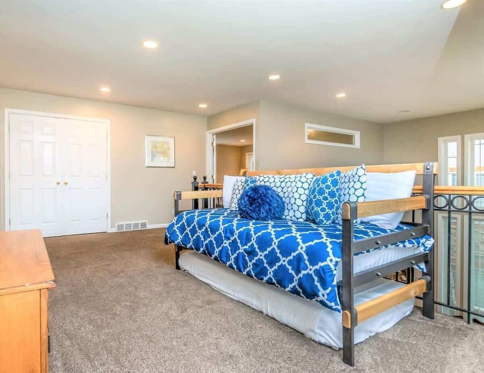Loft on 2nd floor overlooking great room, with daybed