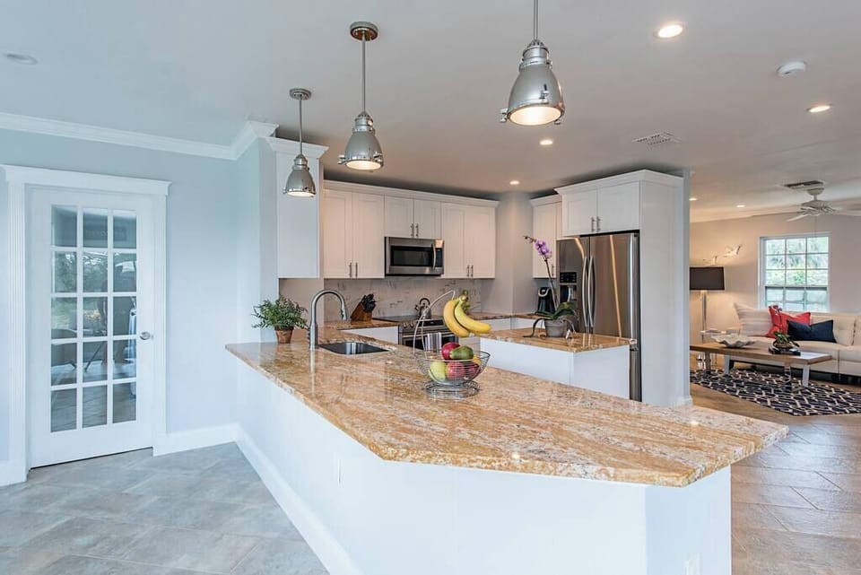Kitchen Peninsula w/3 Counterstools (not pictured)