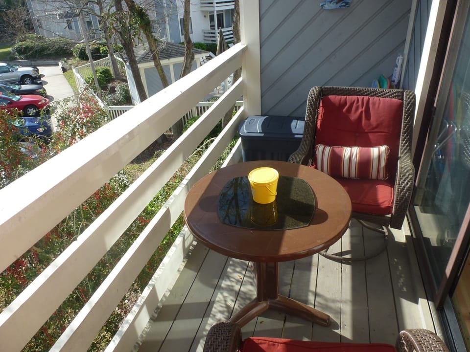 2nd floor balcony area
