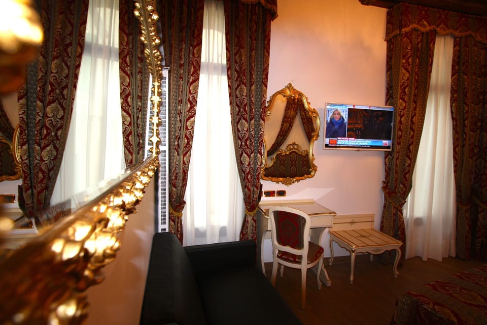 Triple room with King-size double-bed and balcony on the main street