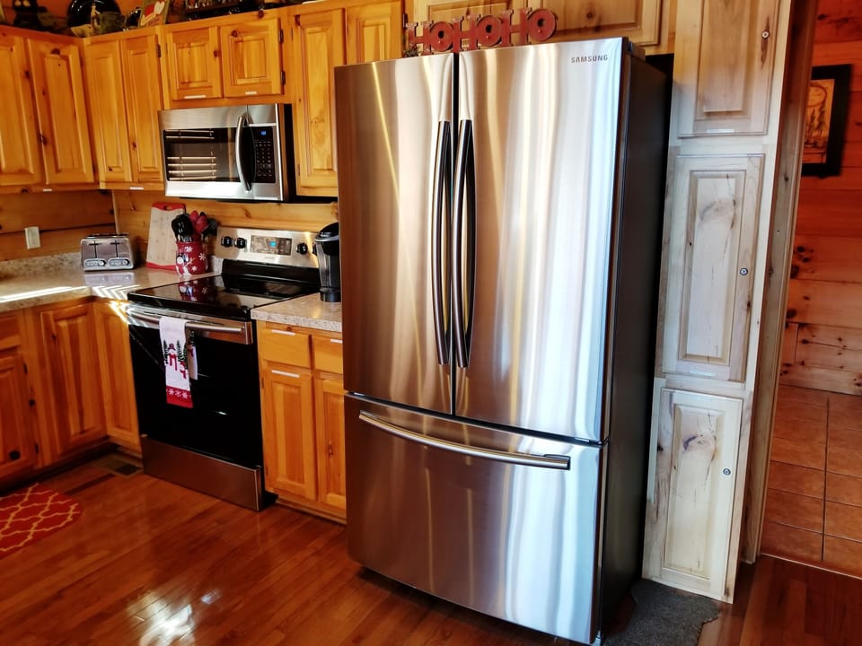 ALL NEW APPLIANCES, NEW DINING, COOK, BAKE WARE, NEW EVERYTHING TO GO WITH CABIN