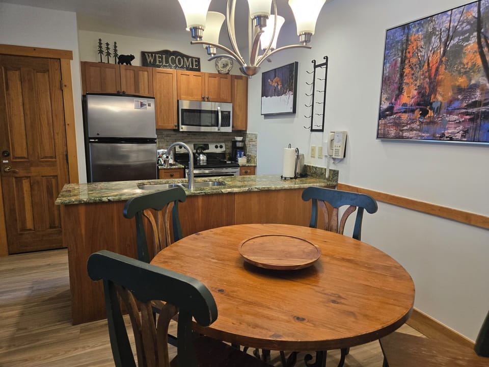 Kitchen and Dining for 6
