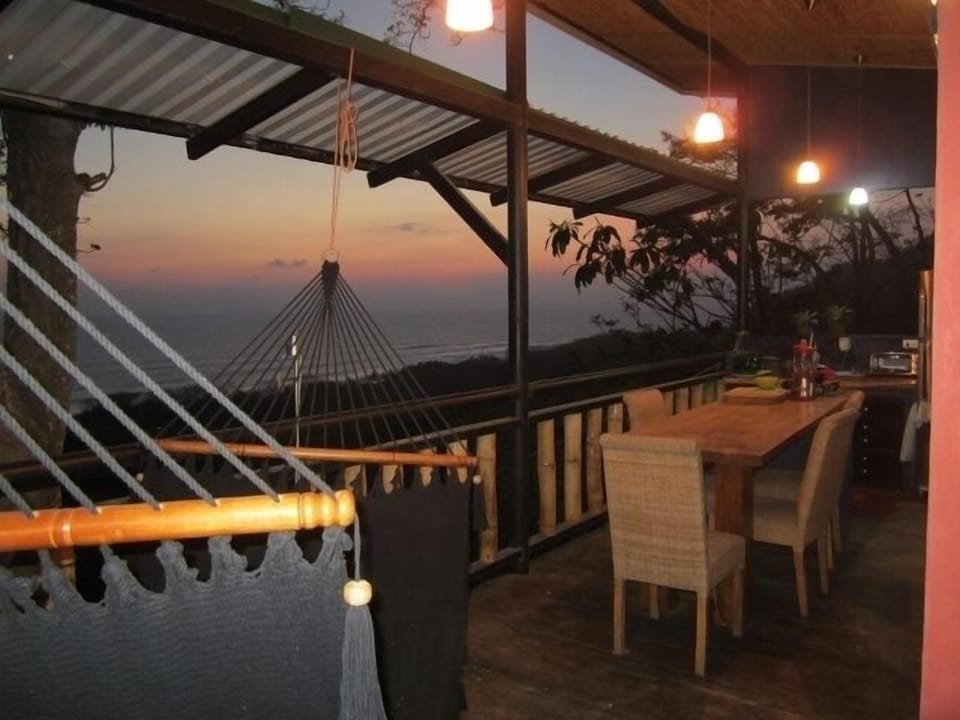 ROMANTIC EVENINGS at the Emerald Abode, open air kitchen & hammock