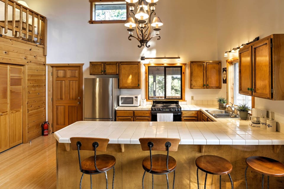 Kitchen | Cooking Basics | Coffee Maker | Paper Towels/Trash Bags Provided