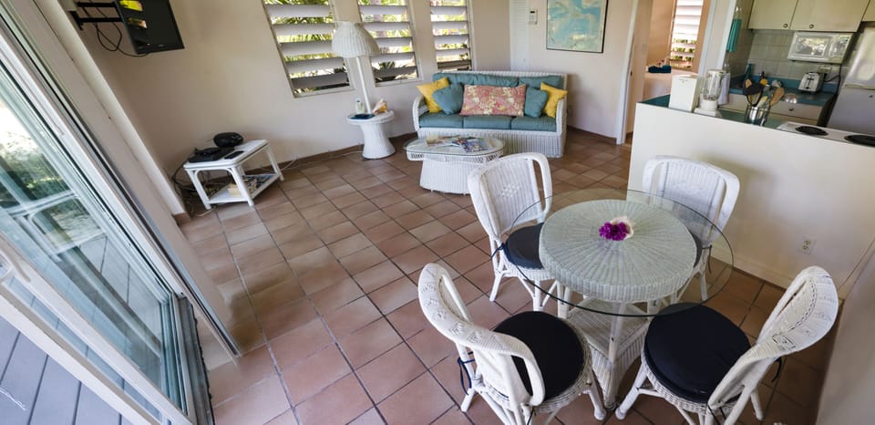 Comfortable open floor plan, living area and dining for 4