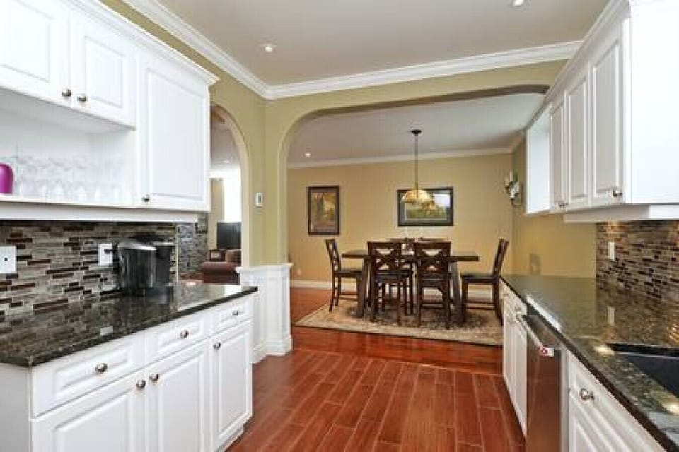 Large spacious kitchen with granite countertops