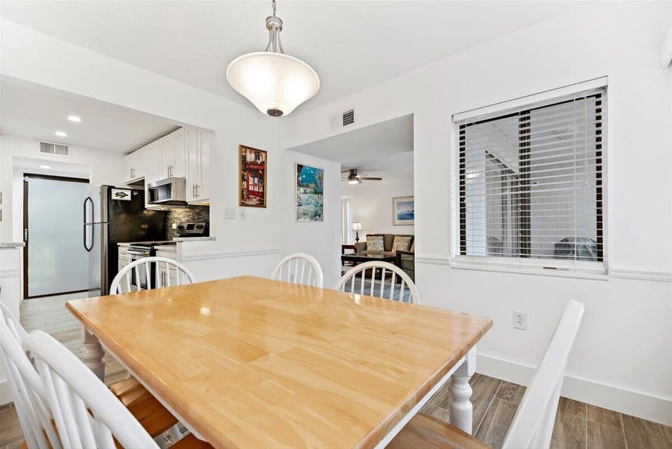Dining Area w. Seating for Six