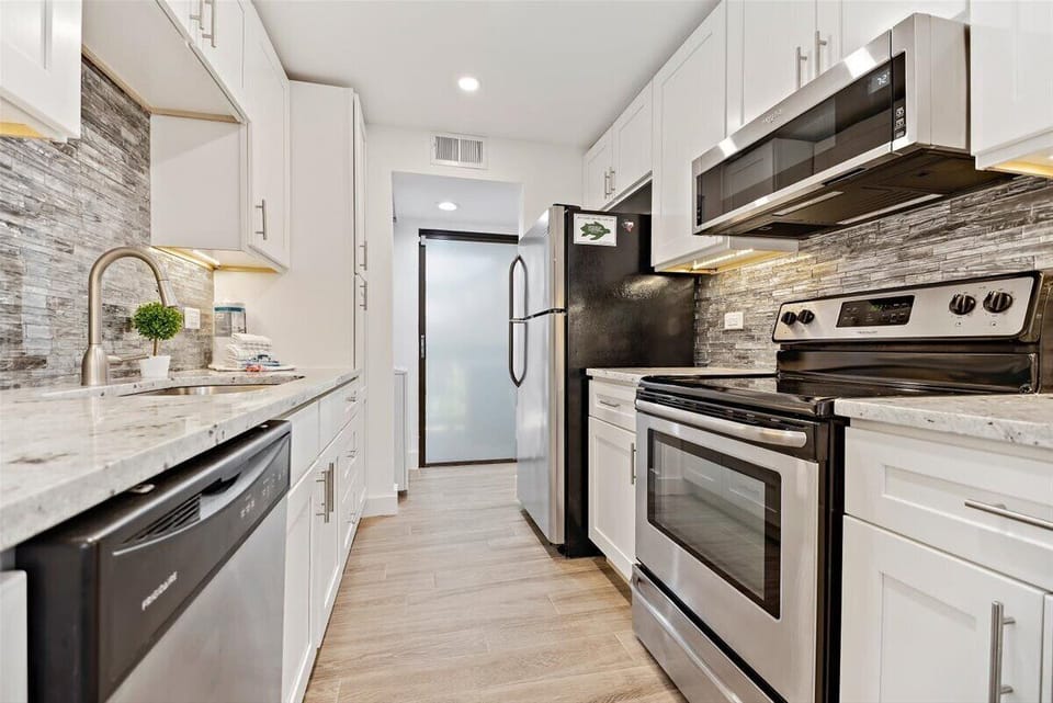 Kitchen - Fully Equipped w/ Stainless Steel Appliances