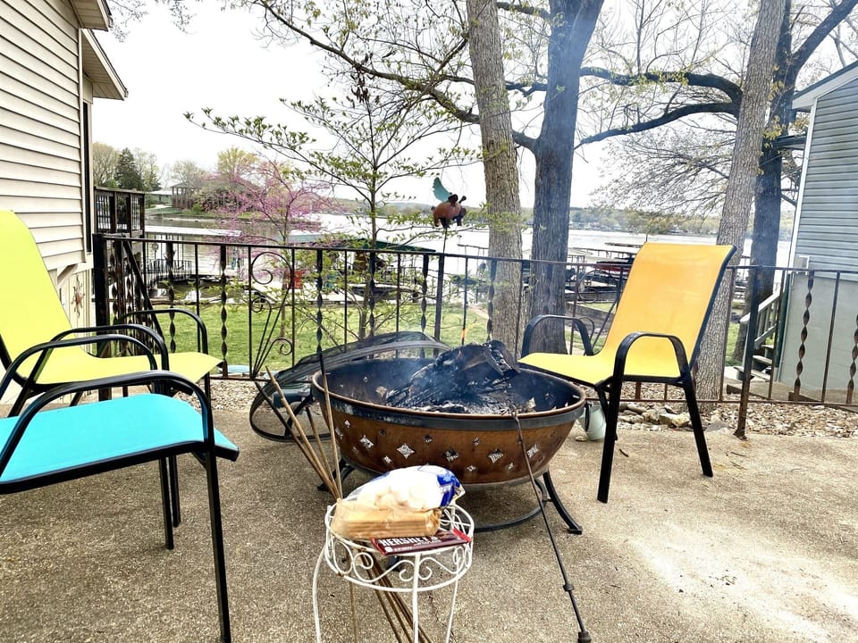 Firepit - s'mores are a must! Firewood provided.