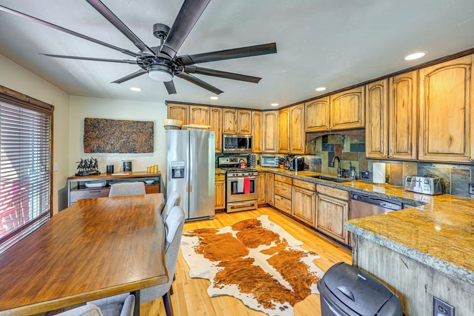 Kitchen & Dining Area | Open Floor Plan | Free WiFi
