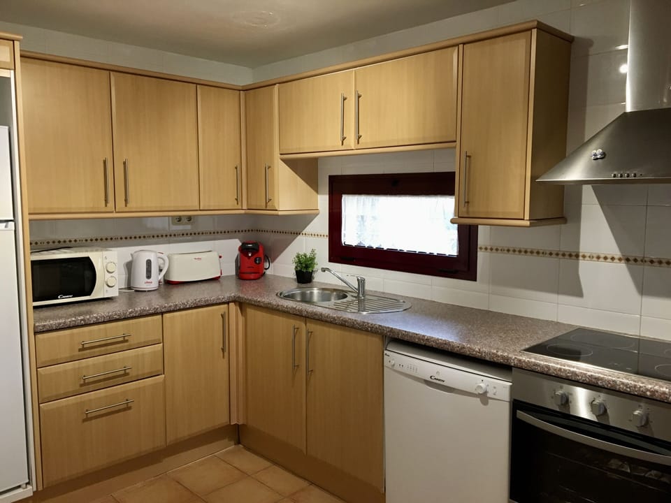 Fully fitted kitchen