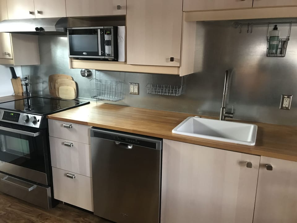 Lovely full kitchen has new appliances!