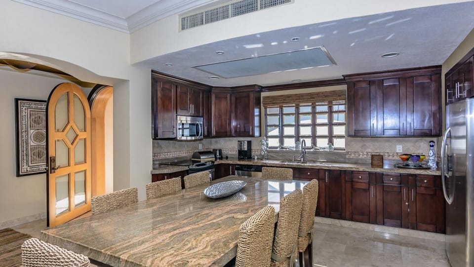 Entry & Kitchen/Dining