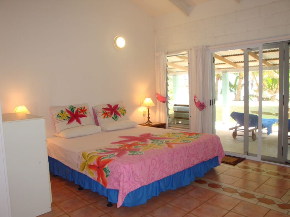 Master bedroom with kingsize bed