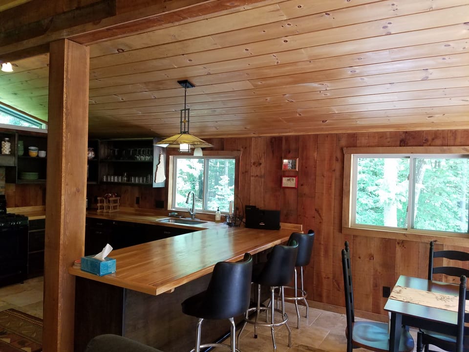 Kitchen Bar great additional seating for meals or just hanging out with