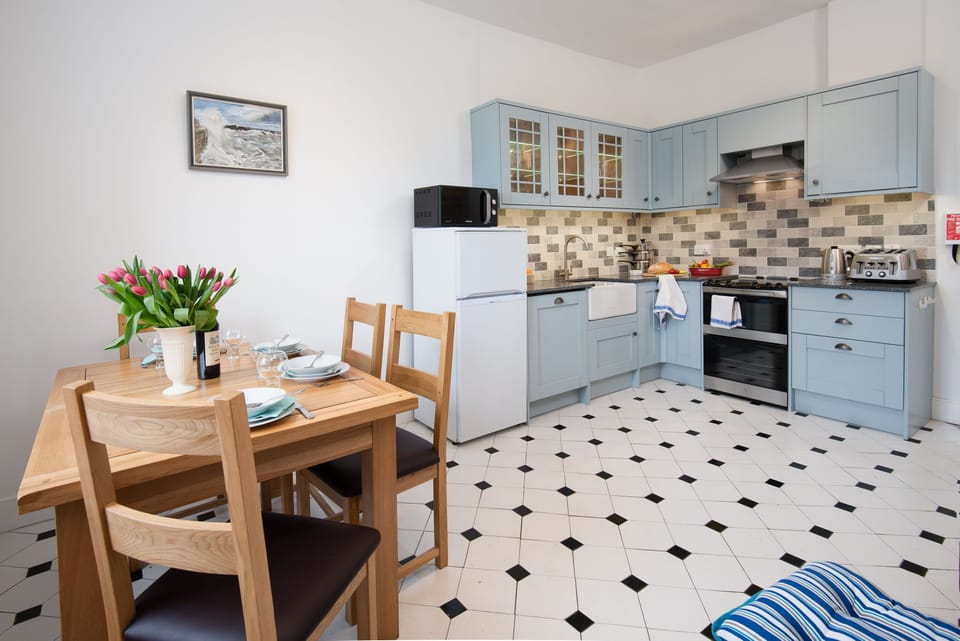 Windyrig - dining table and kitchen