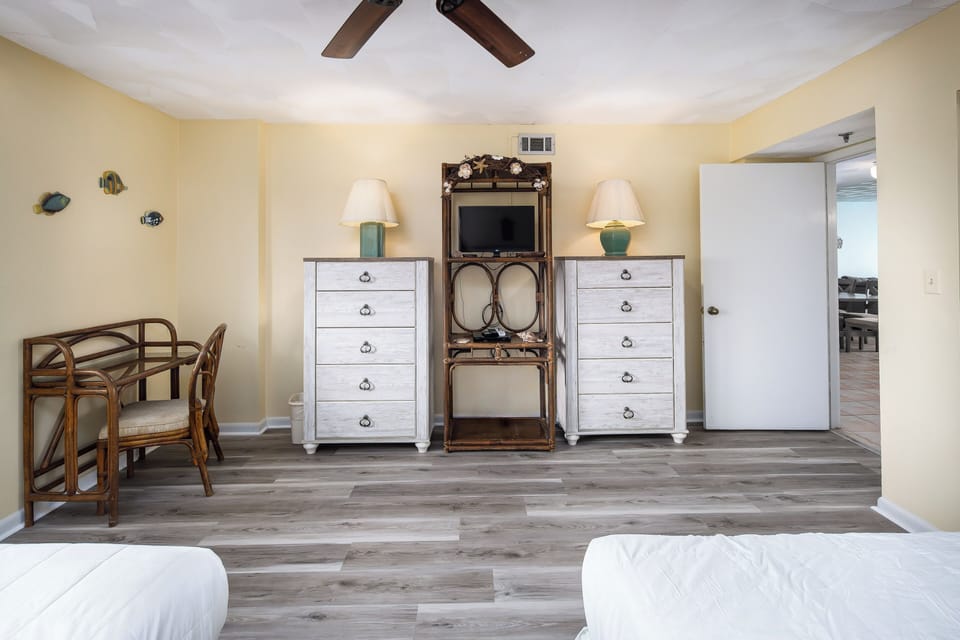 Guest Bedroom - Plenty of space for your clothes!